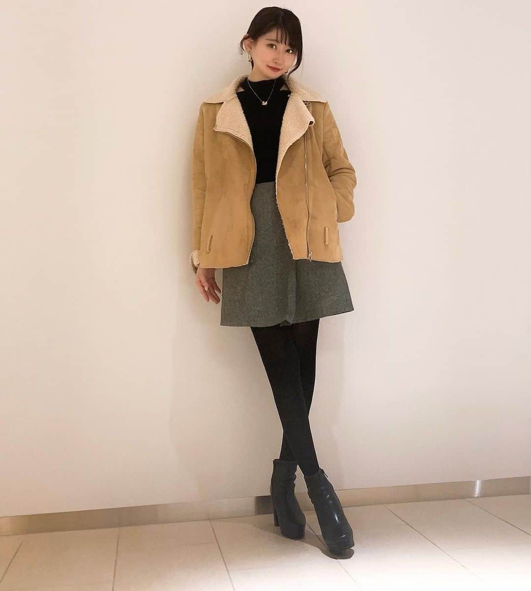 坂口莉果子のインスタグラム：「最近本格的に寒くなってきましたね❄️ 浮腫みやすい体質ですぐに足がパンパンになってしまうので最近は雑誌などで紹介されていた「履くだけイージースリムレッグ」 @slimlab_offcial を履いています⭐️ レギンスで私服でも着用できるので着圧もしっかりしているので足が細く見えるのも嬉しい☺️ ・ ・ ・ #japan #tokyo #fashion #winter #ootd #ootdfashion #randa #forever21 #dazzlin  #私服 #ファッション #コーデ #ランダ #ダズリン #フォーエバー21 #イージースリム #イージースリムレッグ #スリムラボ #着圧レギンス #着圧スパッツ #美脚女子 #足細くなりたい #slimlab #pr」