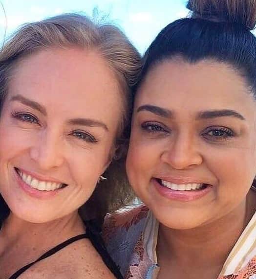 Preta Gilさんのインスタグラム写真 - (Preta GilInstagram)「Essa primeira foto tem mais de 20 anos foi quando produzi um vídeo clipe dela @angelicaksy foi paixão a primeira gargalhada, de lá pra cá tive a sorte de poder amadurecer uma amizade muito linda!! Eu te amo e morro de orgulho da mulher fodaaaa que você é !!! Te desejo cada dia mais realizações, amor e paz !!!! Feliz aniversário minha Geli amada !!! Axé!!!」12月1日 15時35分 - pretagil