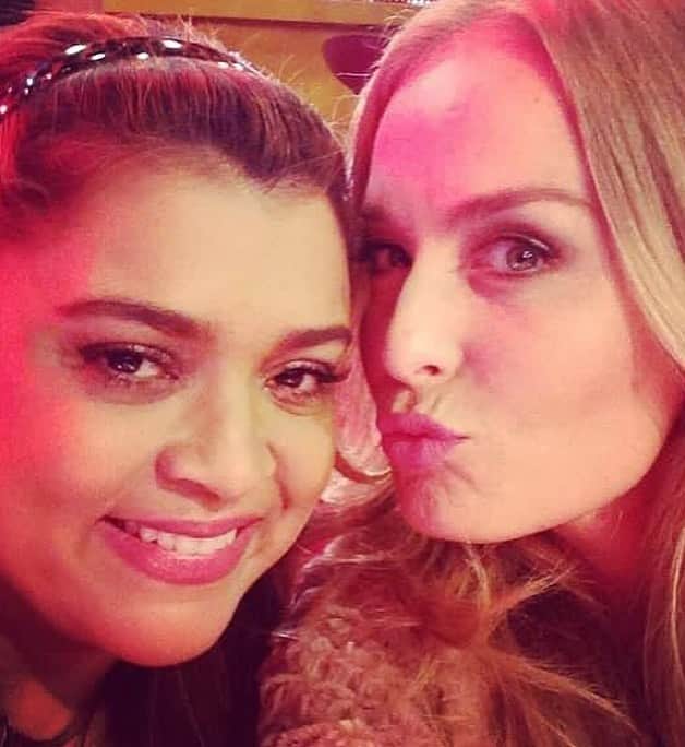 Preta Gilさんのインスタグラム写真 - (Preta GilInstagram)「Essa primeira foto tem mais de 20 anos foi quando produzi um vídeo clipe dela @angelicaksy foi paixão a primeira gargalhada, de lá pra cá tive a sorte de poder amadurecer uma amizade muito linda!! Eu te amo e morro de orgulho da mulher fodaaaa que você é !!! Te desejo cada dia mais realizações, amor e paz !!!! Feliz aniversário minha Geli amada !!! Axé!!!」12月1日 15時35分 - pretagil