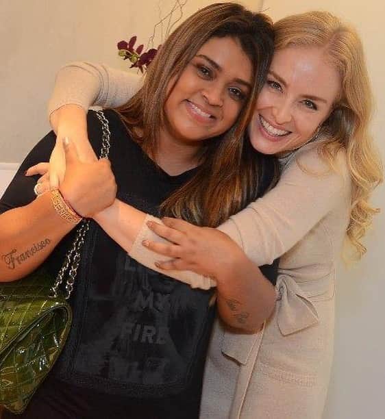 Preta Gilさんのインスタグラム写真 - (Preta GilInstagram)「Essa primeira foto tem mais de 20 anos foi quando produzi um vídeo clipe dela @angelicaksy foi paixão a primeira gargalhada, de lá pra cá tive a sorte de poder amadurecer uma amizade muito linda!! Eu te amo e morro de orgulho da mulher fodaaaa que você é !!! Te desejo cada dia mais realizações, amor e paz !!!! Feliz aniversário minha Geli amada !!! Axé!!!」12月1日 15時35分 - pretagil