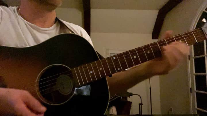 ポール・アデルスタインのインスタグラム：「Name that intro! Very short (and very easy).  Almost the right guitar, too.」
