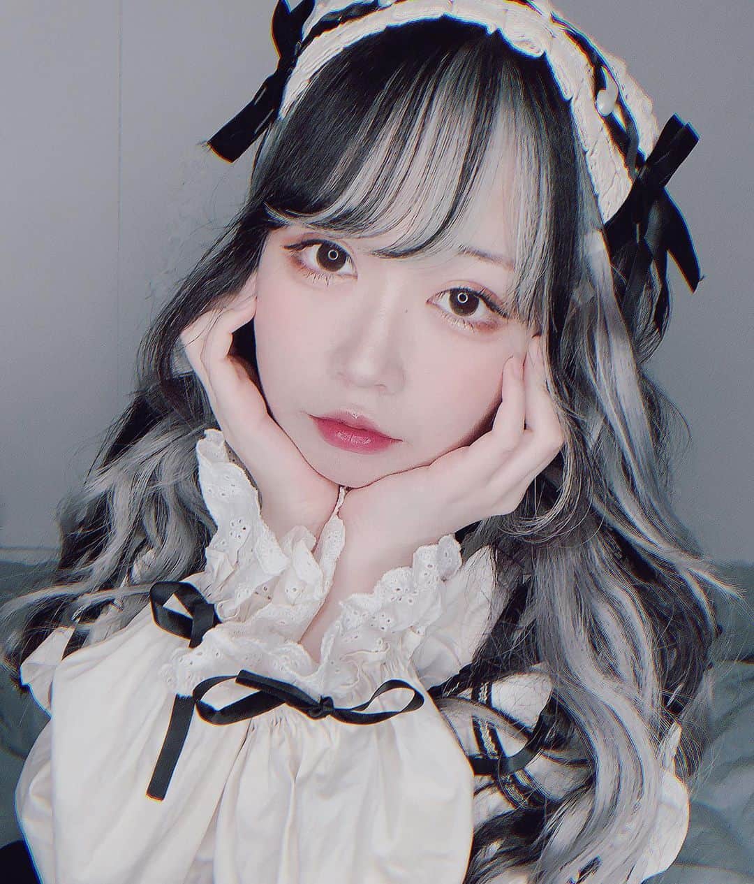 ねおきまこのインスタグラム：「🖤🤍  . . . . .  #メイド服 #コスプレ #シルバーヘアー #silverhair #ホワイトヘアー #Whitehair #ホワイトブリーチ #ツインテール #地雷女 #自撮り女子 #自撮り界隈 #自撮り #ハーフツイン」