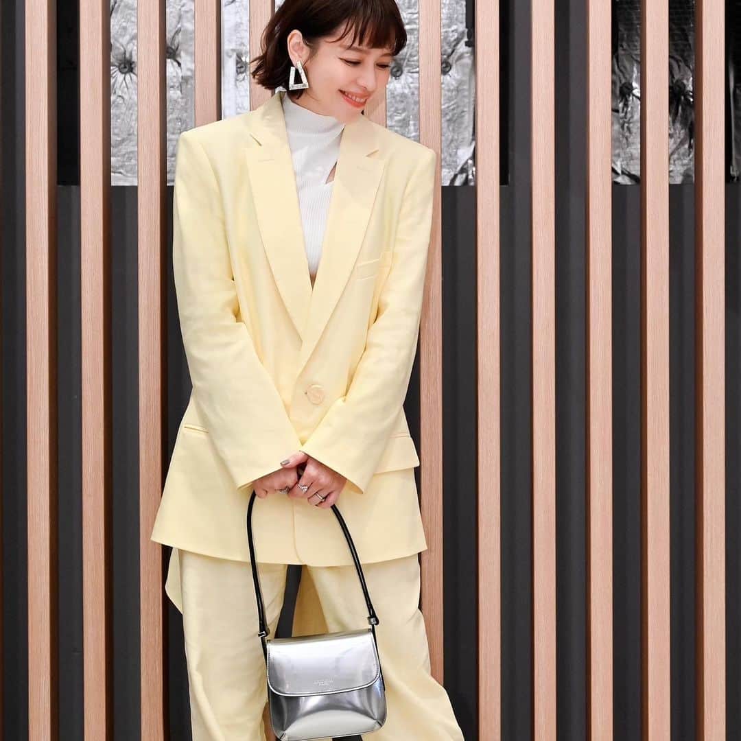 Vogue Taiwan Officialさんのインスタグラム写真 - (Vogue Taiwan OfficialInstagram)「#VogueFashionNow  Giorgio Armani La Prima 2020 秋冬系列的新款配飾，延續品牌崇尚的簡潔線條、卓越材質與精準工藝來詮釋新意設計。﻿  ﻿ La Prima設計靈感源於上世紀90年代出自Giorgio Armani之手的獨創款式，特殊的製造技術、細緻的手工重現義大利匠心製造的昇華演變，表達Armani純粹的奢華內涵。﻿ ﻿ 林志玲、徐若瑄、侯佩岑以各自不同的造型，搭配上Giorgio Armani La Prima 2020/2021 秋冬包款，呈現出相得益彰的超凡氣場與自信風采。﻿ ﻿ @giorgioarmani   🖋#TravisTravie ﻿」12月1日 15時39分 - voguetaiwan
