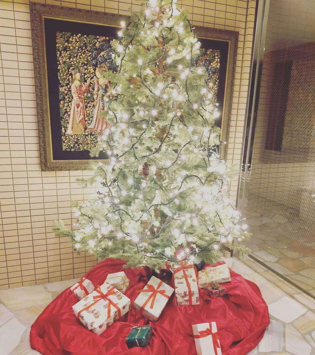 海老澤健次さんのインスタグラム写真 - (海老澤健次Instagram)「マンションに突如現れた、ツリー。やばいもう12月かぁ。クリスマスかぁ。クリスマス終わった次の日の正月感あふれる音楽聞くとしんみりしてしまう。  ありません？（笑）  しかし、プレゼントの中身気になるな。。。  #プレゼントの中身 #夢が溢れてる #全部新聞紙 #空洞 #何個か当たり #小人 #空気」12月1日 15時41分 - ebisawa_kenji