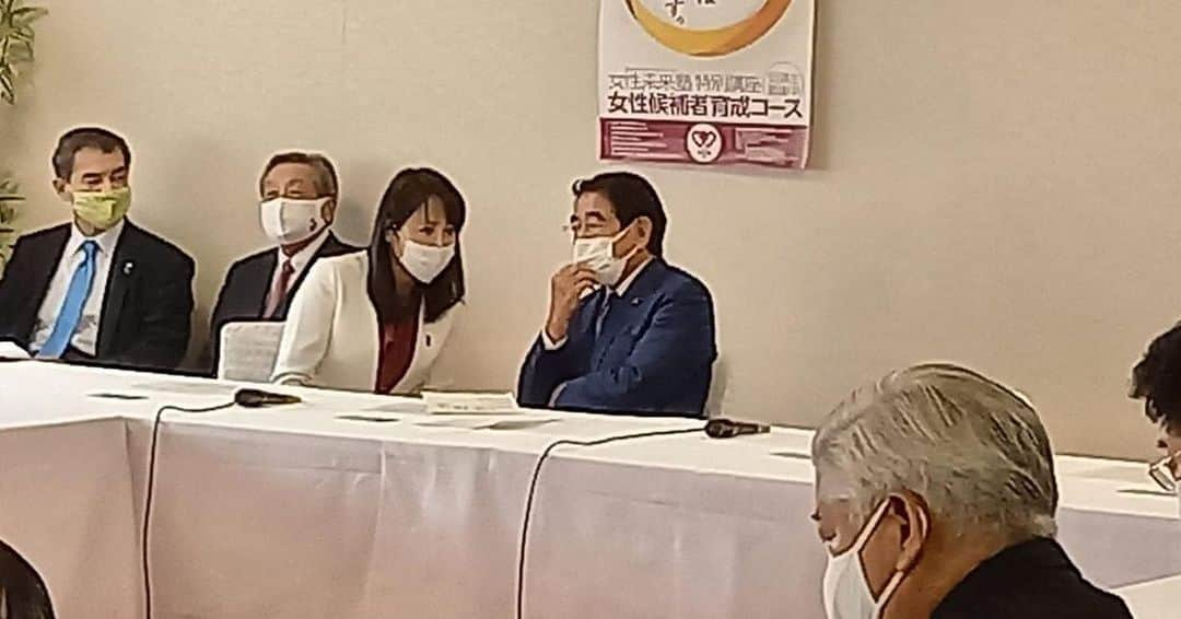 森まさこさんのインスタグラム写真 - (森まさこInstagram)「. 9時半からの自民党役員連絡会の直前に下村政調会長と打ち合わせをしました。  #森まさこ #自民党 #副幹事長」12月1日 15時47分 - mori_masako_