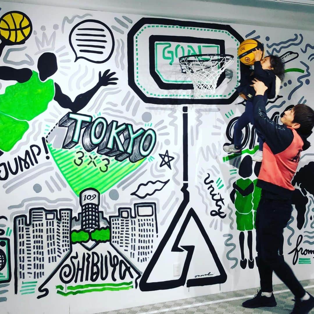 岡田優介のインスタグラム：「2歳から始めるダンク教室  #tokyo3x3store #tokyodime #dime3x3 #3x3 #basketball #2yeasold #dunkcontest #molten #moltenbplus #渋谷から世界へ #近所は宇宙だ #近くのバスケ好きが愛するお店 #pr」