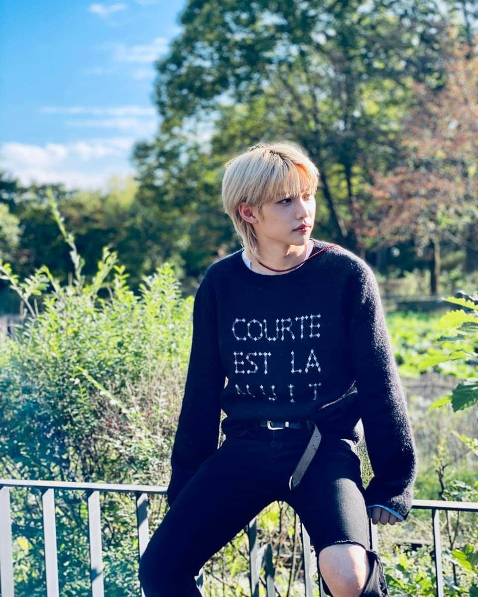 Stray Kidsさんのインスタグラム写真 - (Stray KidsInstagram)「💙🤍 🌻 #straykids #stay #felix #sunshine」12月1日 15時50分 - realstraykids