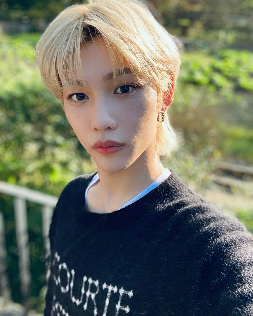 Stray Kidsさんのインスタグラム写真 - (Stray KidsInstagram)「💙🤍 🌻 #straykids #stay #felix #sunshine」12月1日 15時50分 - realstraykids