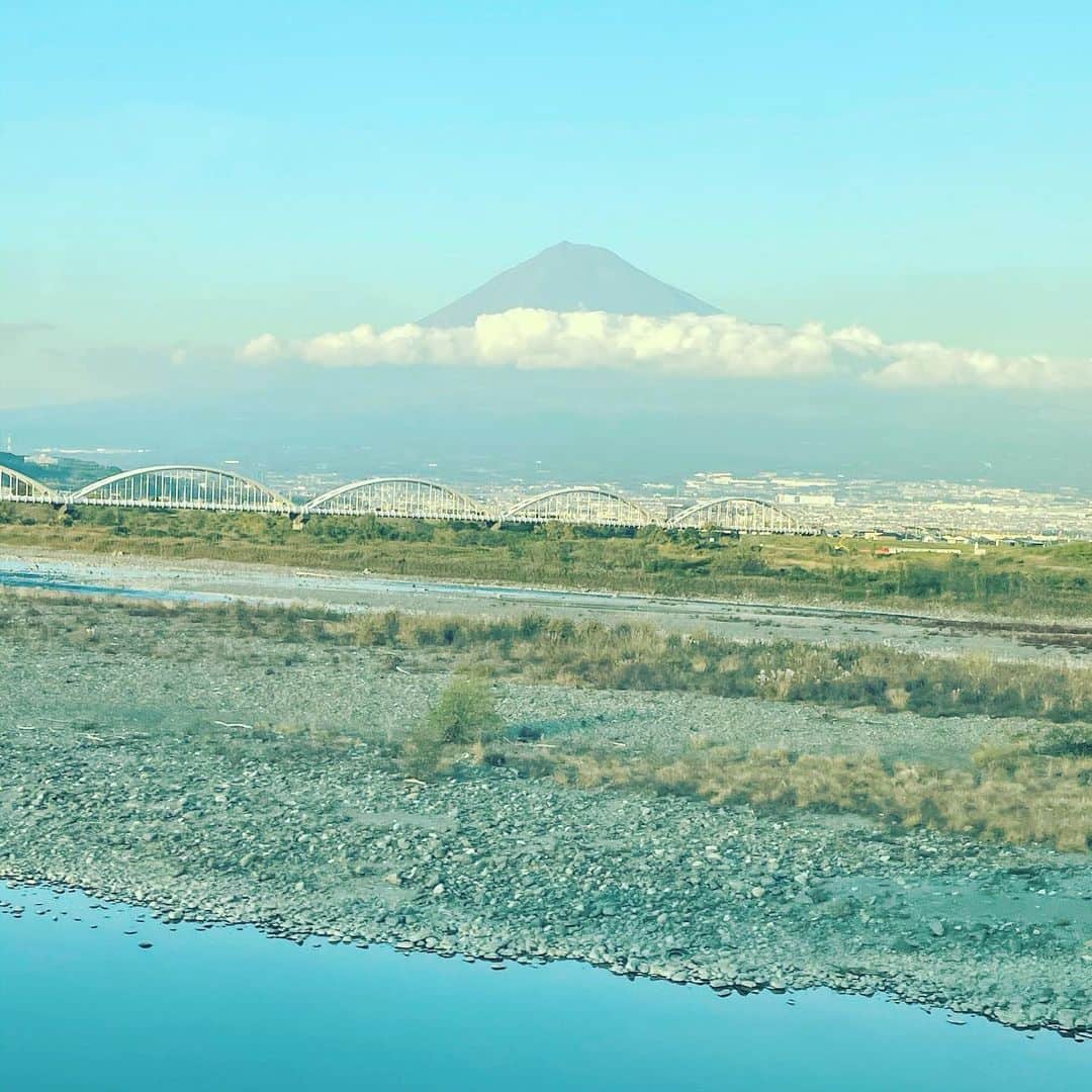 林家愛染さんのインスタグラム写真 - (林家愛染Instagram)「富士山！ というより、川！  #新幹線の車内は静かです #シャッター音が響いて恥ずかしかったです #4日のたっぷり愛染の会は賑わってほしいです」12月1日 15時50分 - aisome8848