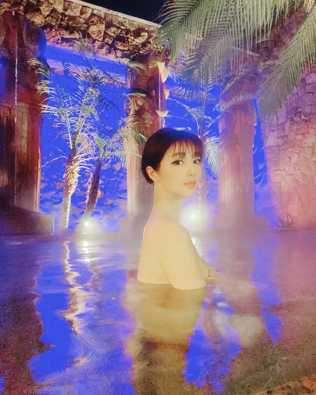 森下悠里さんのインスタグラム写真 - (森下悠里Instagram)「箱根に可愛い温泉見つけたよ💙 - 家族旅行かなりリーズナブルでした✨✨ - 箱根　藍瑠　@hakoneairu  アイルはインドネシア語で水🧜‍♀️🐬 - 館内、大浴場もお部屋のお風呂も バリ風で凄い可愛いの💓 - 子供OKなのも嬉しい✨✨ - #kidsfriendly #onsen #hotsprings #hotel #hakone」12月1日 15時52分 - yuurimorishita