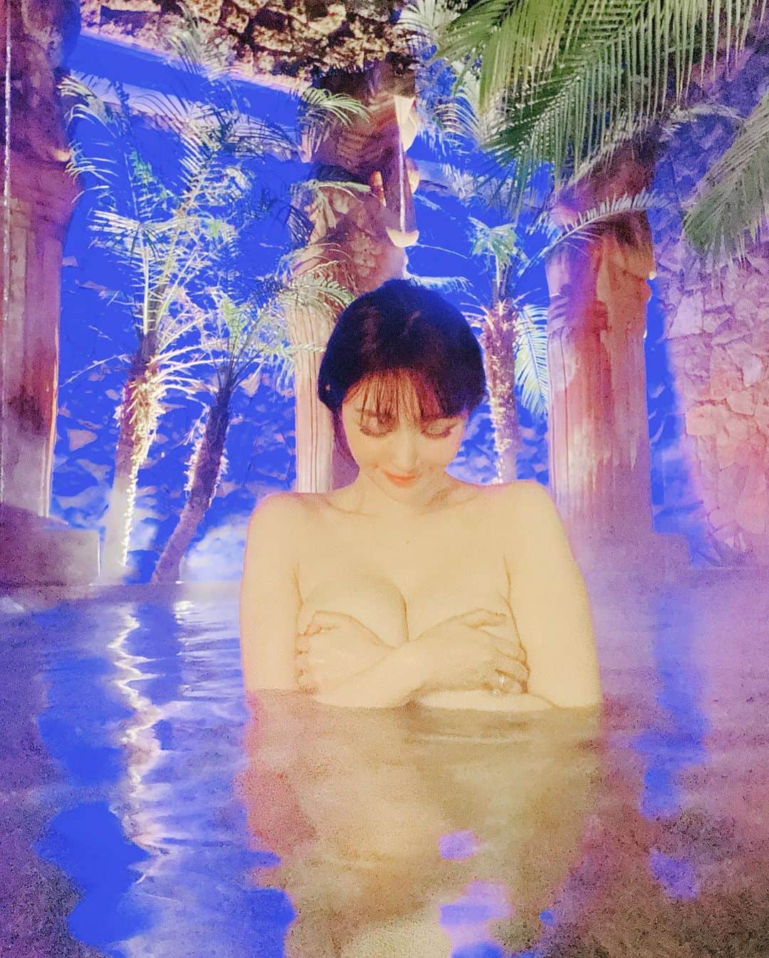 森下悠里さんのインスタグラム写真 - (森下悠里Instagram)「箱根に可愛い温泉見つけたよ💙 - 家族旅行かなりリーズナブルでした✨✨ - 箱根　藍瑠　@hakoneairu  アイルはインドネシア語で水🧜‍♀️🐬 - 館内、大浴場もお部屋のお風呂も バリ風で凄い可愛いの💓 - 子供OKなのも嬉しい✨✨ - #kidsfriendly #onsen #hotsprings #hotel #hakone」12月1日 15時52分 - yuurimorishita