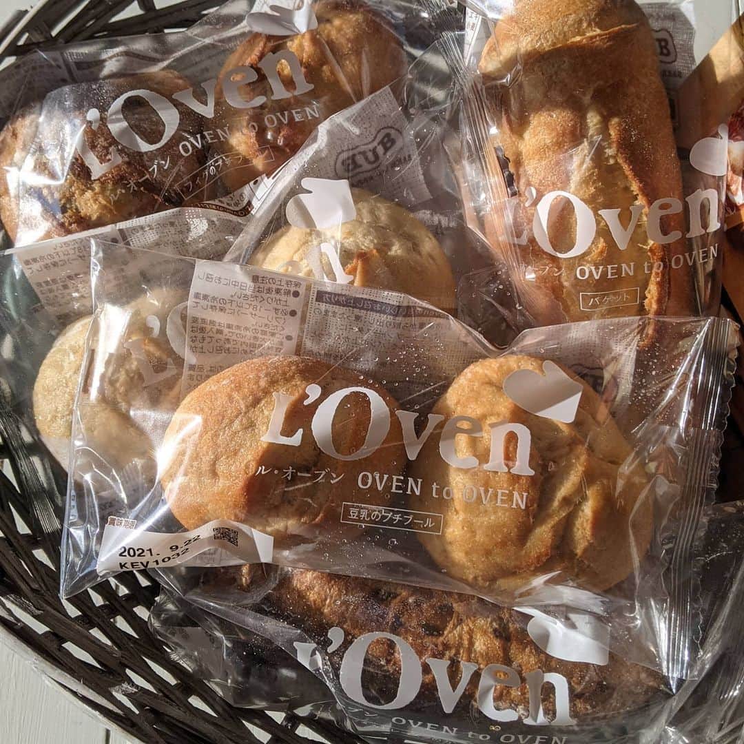 クスパさんのインスタグラム写真 - (クスパInstagram)「《インスタライブ開催🥖》 . 敷島製パン/PascoのL'Oven @loven.jp を使ったアレンジレシピを全国各地の先生がインスタライブでご紹介します👩‍🍳✨ . これからの季節にぜひご家庭で作って食べてほしいレシピばかりなので、お時間が合う方はご視聴ください😊！ . 全10レシピ😆🥖 お子様が好きなもの🥪 お酒に合うもの🍷🍶 デザート系も🍫 配信前日にクスパのストーリーズでも告知いたします❤️ぜひフォローしてチェックしてくださいね🙆‍♀️ （配信期間は12月3日〜12月9日） . 簡単にL'Oven🥖の説明をすると・・・ ☑オンラインで買える冷凍パン ☑L'Ovenのオリジナルルヴァン使用 ☑低温長時間発酵 ☑石窯で焼成 ☑小麦粉本来の味と香り もっとたくさんある美味しいポイントはインスタライブの先生に聞いてみてくださいね🤗✨ . どのパンが登場するのか楽しみですね〜👩‍🍳🥖 #クスパ　#冷凍パン 　#ルオーブン」12月1日 16時03分 - cookingschoolpark