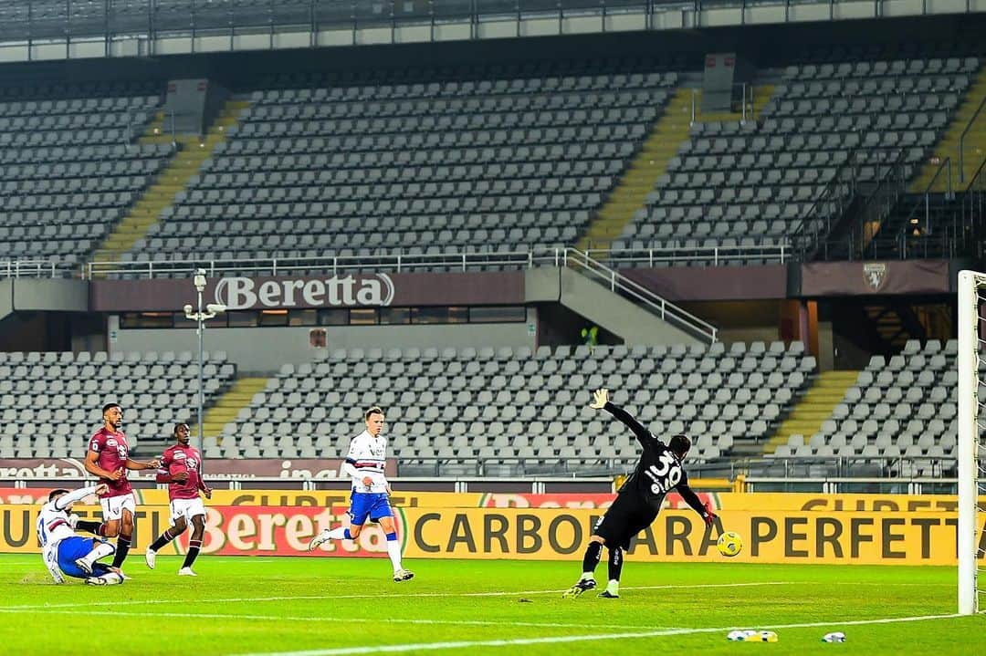 UCサンプドリアさんのインスタグラム写真 - (UCサンプドリアInstagram)「⏪ Rewind.  🥰 Capitan #Quagliarella. 🥰  #TorinoSamp.  #FORZADORIA 🔵⚪️🔴⚫️⚪️🔵」12月1日 15時57分 - sampdoria