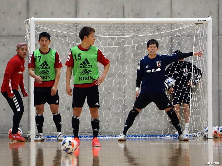 日本サッカー協会さんのインスタグラム写真 - (日本サッカー協会Instagram)「#フットサル日本代表 候補 年内最後のトレーニングキャンプをスタート 　 フットサル日本代表候補は来年開催されるFIFAフットサルワールドカップ、そしてその予選となるAFCフットサル選手権に向けて、Fリーグでプレーする16名の選手を招集し、年内最後となる活動を #高円宮記念JFA夢フィールド で開始しました。 　 11月30日の午前中にチームは集合し、今回もスタッフ・選手全員がSmartAmp法による検査を行い陰性の確認がとれてから活動を開始しました。最初のトレーニング前のチームミーティングで #ブルーノガルシア 監督は、「前回同様に更に良いキャンプとなるよう全員で積み上げていき、2020年を良い形で締めくくろう」と言葉をかけました。その後は映像を用いて戦術の確認を行い、フットサルアリーナへ向かいました。 　 初日のトレーニングは日の落ちた17時に開始。FPとGKに分かれて、それぞれのグループで入念にウォーミングアップをしてから全体でレクリエーションを行い、実戦的なトレーニングへ移っていきました。 　 最初はハーフコートのピッチで互いがセットプレーを仕掛け合う展開の早いメニューに取り組み、選手たちは瞬時に判断をしながらプレーしていきます。その後はフルコートでのセットプレーを中心にしたメニュー、最後は実戦的な紅白戦を行いました。トレーニング中やトレーニング後のピッチ外でも選手たちは密にコミュニケーションを取り続け、ブルーノ監督のチームコンセプトや互いのプレーの意図をすり合わせて初日のトレーニングを終えました。 　 翌日に2部のトレーニングを実施し、最終日となる3日目は #Fリーグ 所属 #フウガドールすみだ @fugador_sumida とのトレーニングマッチを行って、年内最後のトレーニングキャンプを締めくくります。 　 #futsal #daihyo #jfa」12月1日 16時00分 - japanfootballassociation