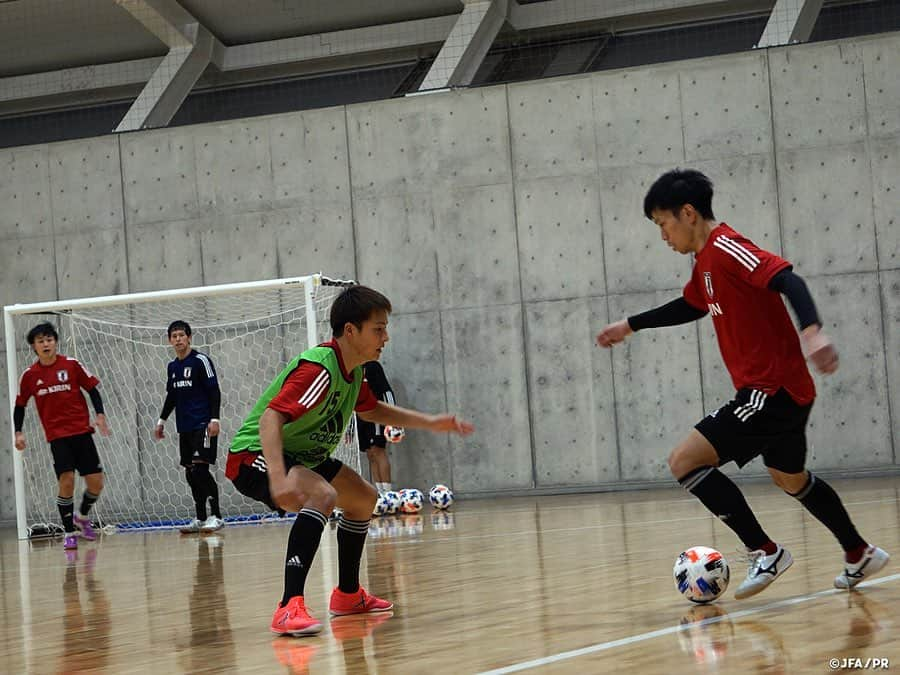 日本サッカー協会さんのインスタグラム写真 - (日本サッカー協会Instagram)「#フットサル日本代表 候補 年内最後のトレーニングキャンプをスタート 　 フットサル日本代表候補は来年開催されるFIFAフットサルワールドカップ、そしてその予選となるAFCフットサル選手権に向けて、Fリーグでプレーする16名の選手を招集し、年内最後となる活動を #高円宮記念JFA夢フィールド で開始しました。 　 11月30日の午前中にチームは集合し、今回もスタッフ・選手全員がSmartAmp法による検査を行い陰性の確認がとれてから活動を開始しました。最初のトレーニング前のチームミーティングで #ブルーノガルシア 監督は、「前回同様に更に良いキャンプとなるよう全員で積み上げていき、2020年を良い形で締めくくろう」と言葉をかけました。その後は映像を用いて戦術の確認を行い、フットサルアリーナへ向かいました。 　 初日のトレーニングは日の落ちた17時に開始。FPとGKに分かれて、それぞれのグループで入念にウォーミングアップをしてから全体でレクリエーションを行い、実戦的なトレーニングへ移っていきました。 　 最初はハーフコートのピッチで互いがセットプレーを仕掛け合う展開の早いメニューに取り組み、選手たちは瞬時に判断をしながらプレーしていきます。その後はフルコートでのセットプレーを中心にしたメニュー、最後は実戦的な紅白戦を行いました。トレーニング中やトレーニング後のピッチ外でも選手たちは密にコミュニケーションを取り続け、ブルーノ監督のチームコンセプトや互いのプレーの意図をすり合わせて初日のトレーニングを終えました。 　 翌日に2部のトレーニングを実施し、最終日となる3日目は #Fリーグ 所属 #フウガドールすみだ @fugador_sumida とのトレーニングマッチを行って、年内最後のトレーニングキャンプを締めくくります。 　 #futsal #daihyo #jfa」12月1日 16時00分 - japanfootballassociation