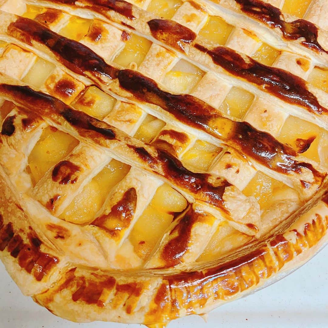 こまけいこのインスタグラム：「今年もりんごをたくさんいただいたのでアップルパイに🍎  娘が作ると言ったのに手伝ってるうちに結局全部私が作った。  こうやってなんでも私がやってしまうので当たり前になってしまって自分の首を絞めるのであった。 任せる部分は任せなければいけない。  アップルパイは見た目はちょっと焦げたがパイもちゃんとふくらんでなかなか上手くできた。 昨年は底の方が焼けがイマイチだった気がする。  昨日は耳のしこりの簡単な除去手術を受けて、痛みはないが気になって寝づらくて朝から肩凝り頭痛。 人生初めて縫う。 来週抜糸。  先週からいろいろあって穏やかでない日が続いてるが、今年もあと1ヶ月。 静かに静かに年を越したい。」