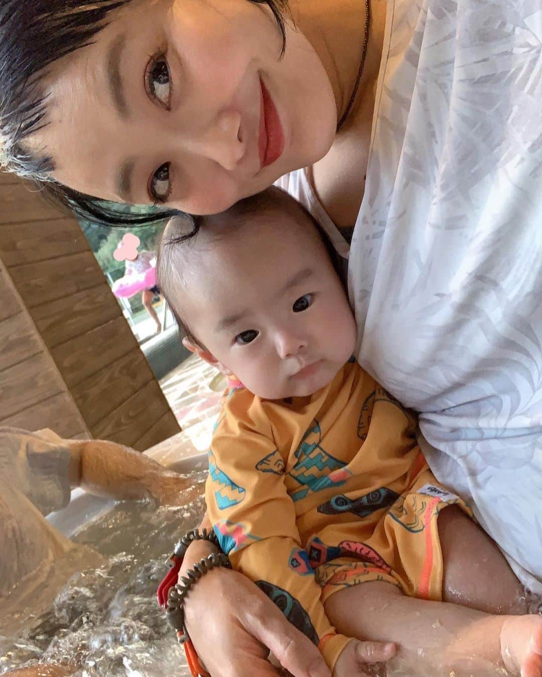 田中真奈美のインスタグラム：「先月、　@island_nagasaki  に行って来ました💕✨ . 温水プールもあってリョータもめちゃめちゃ楽しんでました👦🏻🎶 . シュンタも一応水着を持って行ってて、けどプール用オムツないしな〜って思ってたら中に売ってあったので短時間だけだけどシュンタも一緒にプールに🎶💕　 . ぶくぶくを捕まえようとしてる姿が可愛い👶🏻💕 . シュンタと2人で更衣室だったんですが、ベビーベッドが一台だけあったので助かりました！😍🙏🏻✨ 更衣室内に温泉もあったんですが、、、入りたいけどさすがに断念💦 あとでリョータと違う場所の温泉に入りました💕 . 質問もいただいてたので　@island_nagasaki での様子を何回かに分けてアップして行きますね🙏🏻💕💕💕🎶 . #リョータの秋遊び🌰  #男子2人ママ👩‍👦‍👦」