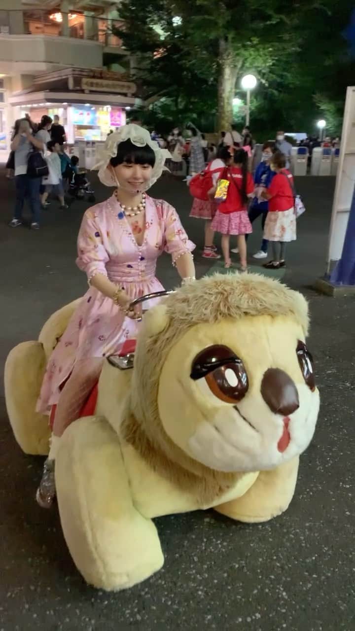 のインスタグラム：「爆走！パンダカー 夏に撮ったものなので服が寒そう . ※ちびっこファーストでささっと楽しませて頂きました （コンプラ） . . . #としまえん #としまえんど #としまえんありがとう #遊園地 #遊園地コーデ #パンダカー #mukzin #タトゥー #タトゥーシール #タトゥーデザイン #pink #pinkpinkpink #pinkdress #ピンク #ピンク」
