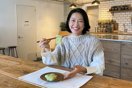 羽田美智子さんのインスタグラム写真 - (羽田美智子Instagram)「今年もこの季節がやってきましたね！！ お餅を手軽に、しかも本格的に食べられる丸美屋さんの『おもち亭』の季節です。 今年、少し味が変わってさらに美味しくなってます！ ずんだ餅、最高です😋  今日の読売新聞に広告が出ています！よろしければ見てみてくださいね😉  お餅、小さく切って食べると喉の詰まりも防げますので、小さいお子さんや高齢者の方にはそうしてあげてくださいね！ #おもち亭」12月1日 16時09分 - michikohada
