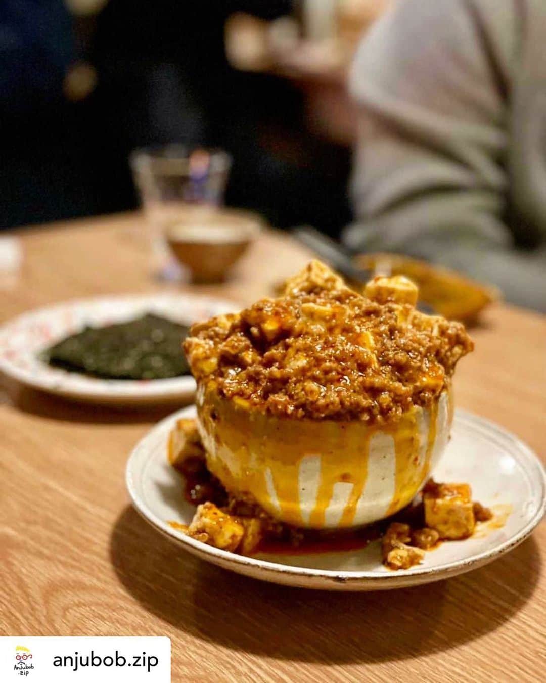 パク・ヨンインのインスタグラム：「그렇다고 합니다.. 아직 안 오신 지인분들은.. 빨리 연락주세요^^  Posted @withregram • @anjubob.zip 12월 1일. 드디어 오늘부터 안주밥집이 정식 오픈을 합니다. 가 오픈 때와 크게 바뀌는것은 없습니다. 메뉴들이 조금 더 안정화되고, 큰 실수 없이 서비스 하는것이 저희의 목표입니다. 많은 관심과 사랑 부탁드립니다. 정말 최선을 다하는 동네술집이 될께요! #안주밥집 #성수동안주밥집   Photo by @intosup」