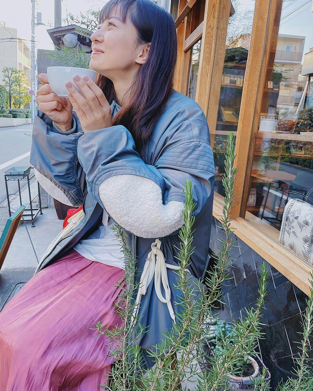 新井郁さんのインスタグラム写真 - (新井郁Instagram)「オーディション終わりに姉と☕️ ほんの少しの時間だったけど散歩しました🚶🏻‍♀️」12月1日 16時14分 - araiiku_official