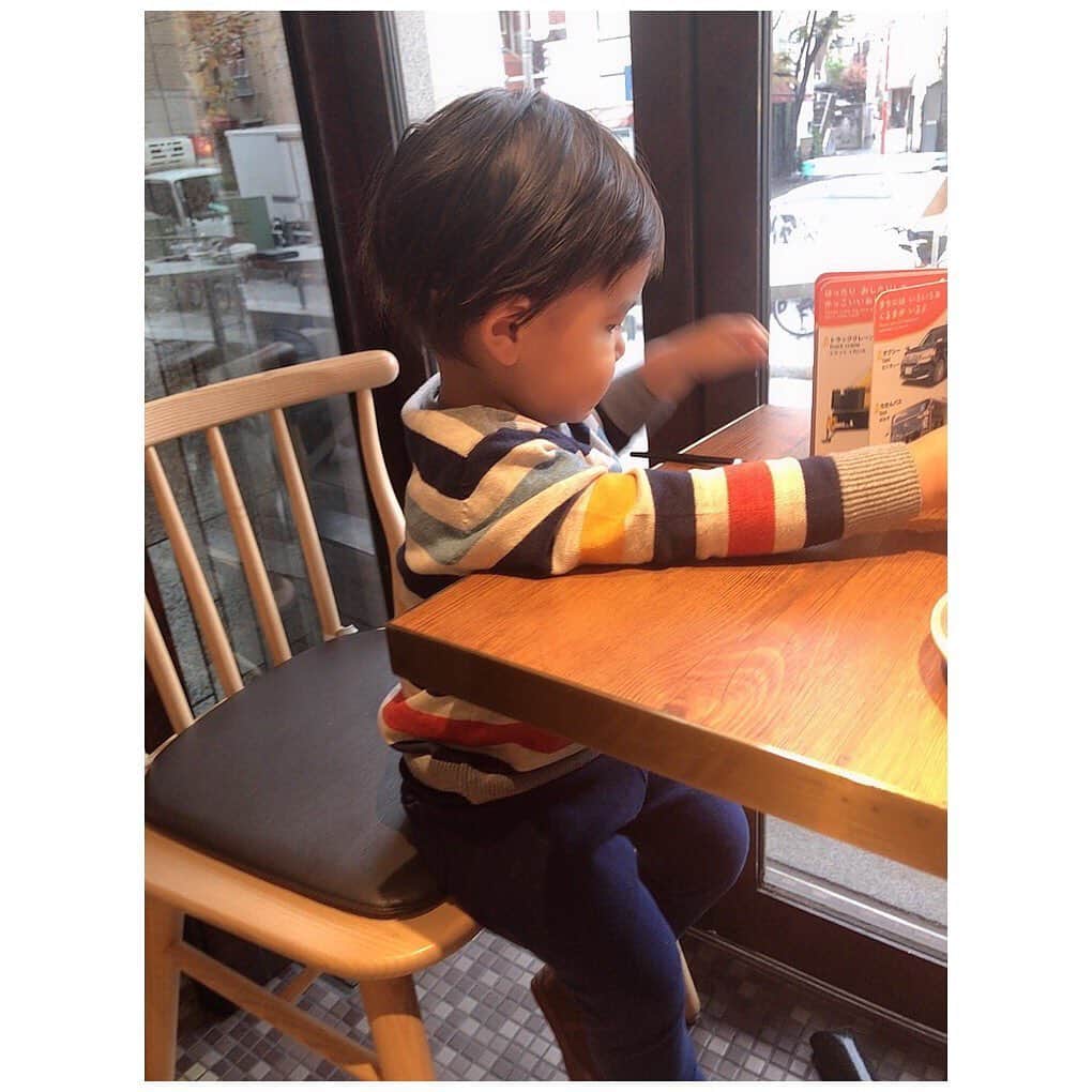 杉本麻衣佳のインスタグラム：「🤓📚☕️ ． ． 今日のぼくは 代官山のカフェで読書しちゃうもんね ． ． 2枚目　ママ、あーん🍽 ． ． ． ． ． ． ． #のりものずかん#デート#カフェ#子連れランチ#ベビー服#1歳#キッズコーデ#男の子ベビー#2歳#ニット#親バカ部#二歳#babyboy#cafe#lunch#momlife」