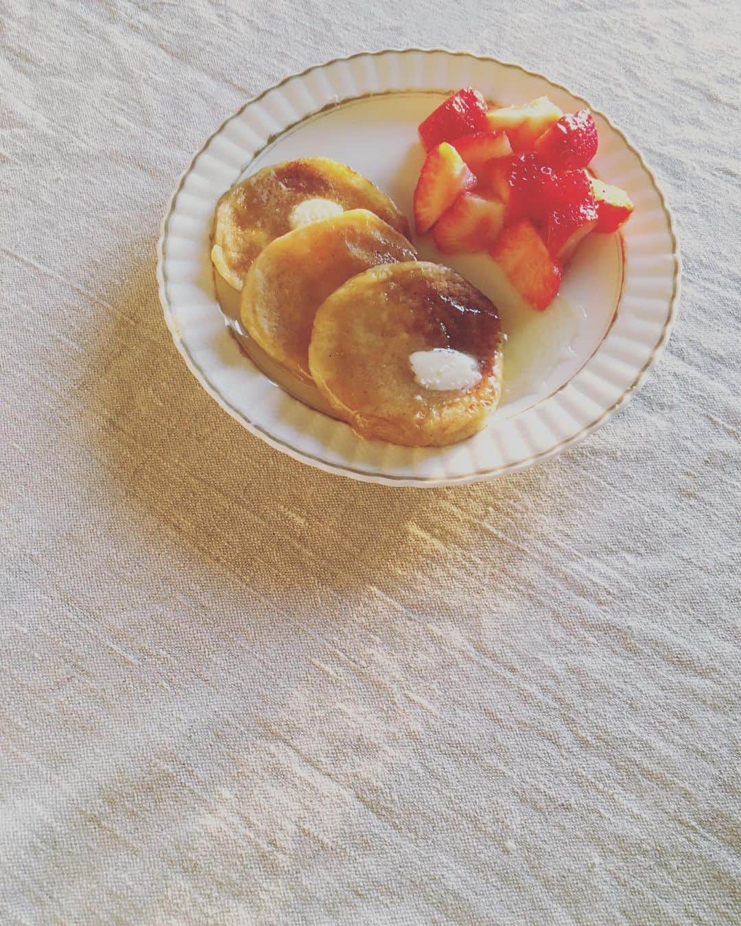 のインスタグラム：「キラキラと陽の光をうけて苺が輝いています…ってもう日暮れかい。  ストックパンケーキと苺、そこへアガヴェシロップをかけてのお八つです。  ところで先日、はじめてこのアガヴェシロップを買ってみた。リュウゼツラン科アガヴェ属の植物からとれる自然の甘味料で、低GI （血糖値の上昇が緩やか）っていうのは、買ってからあれこれ調べて知った。  実は長らく《アガペーシロップ》だと思い込んでたんですこの人は。神の愛シロップ…つまり、甘いものを食べたい欲深い人間をも許してくれる、太らない魔法のシロップって。  ぜんぜん違った😑  #猫沢飯　#アガペー白米とかアガペー唐揚げとかアガペーケーキもあったらな😑　#アガヴェの樹液からテキーラも作られます　#低GIだけとカロリーはちゃんとあります」