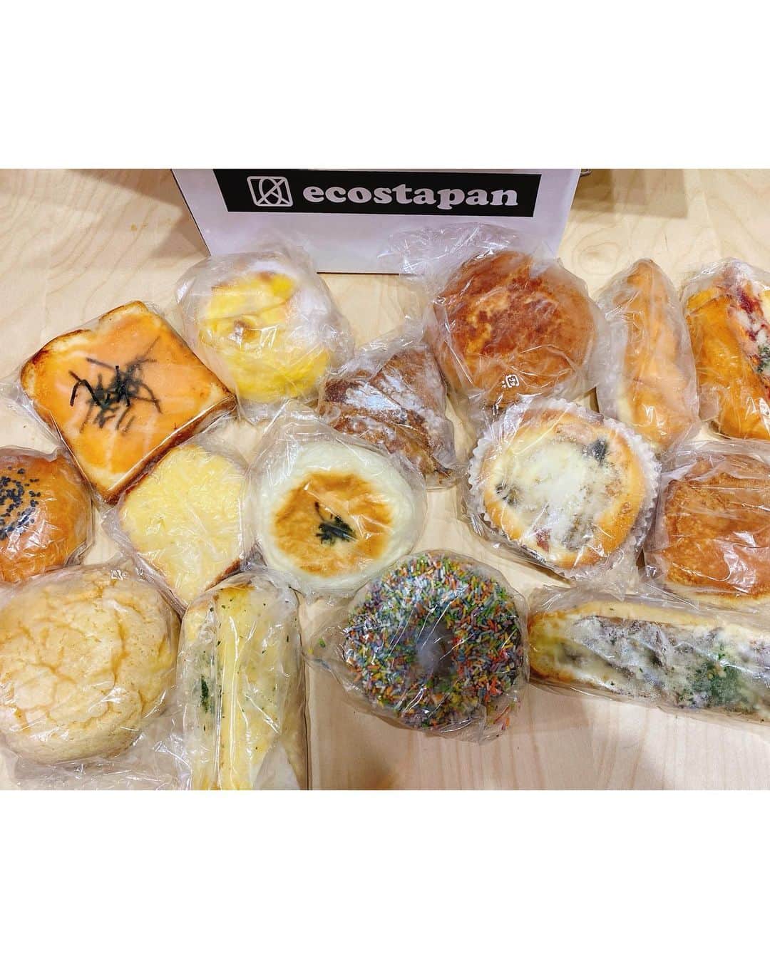 優月美羽さんのインスタグラム写真 - (優月美羽Instagram)「@ecostapan のパンが沢山届いたよー♡🍞大好きだからうれしー💓  お得なおまかせセットで、パン14個+おまけが入ってるよ✌ 冷凍で届くから長持ち❤️  何個か食べたらめっちゃ美味しくて感動🥺💖パン屋さんのパンの味🥐  #ecostapan #お取り寄せパン #エコスタパン #フードロス削減 #pr」12月1日 16時22分 - miu.yuzuki