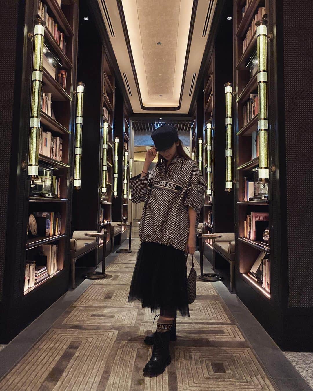 mycoのインスタグラム：「A whole outfit in Dior🤍 12月だそうです！！はやーーい！﻿ わたくし仕事が忙しく平均4時間睡眠と﻿ 白目剥く秋を過ごしております。﻿ みなさまいかがお過ごしでしょうか。﻿ ﻿ なので休みの日はお友達や家族と1分も﻿ 無駄にしないように楽しく過ごしております。﻿ 新しいHotelのフォーシーズンズ大手町へ﻿ 先日お泊まりしてきました（←ホテル好き）﻿ フロントの横にある本のスペースで📸﻿ レストランは混んでて予約取れなかった…﻿ 大盛況なのが納得のオシャレ空間でしたよ。﻿ ﻿ ﻿ こちらブーツ🥾あゆも履いててお揃いだー﻿ って♡好きな人がお揃いだと嬉しくなります。﻿ 食欲の秋🍁体重新記録更新し危機です。 ﻿  #dior #fourseasonshotel #フォーシーズンズホテル東京大手町 #ootd #coordinate #fashion  #코디 #스타일링 #패션스타그램 #데일리 　#디올 #diortotalcoordinate」