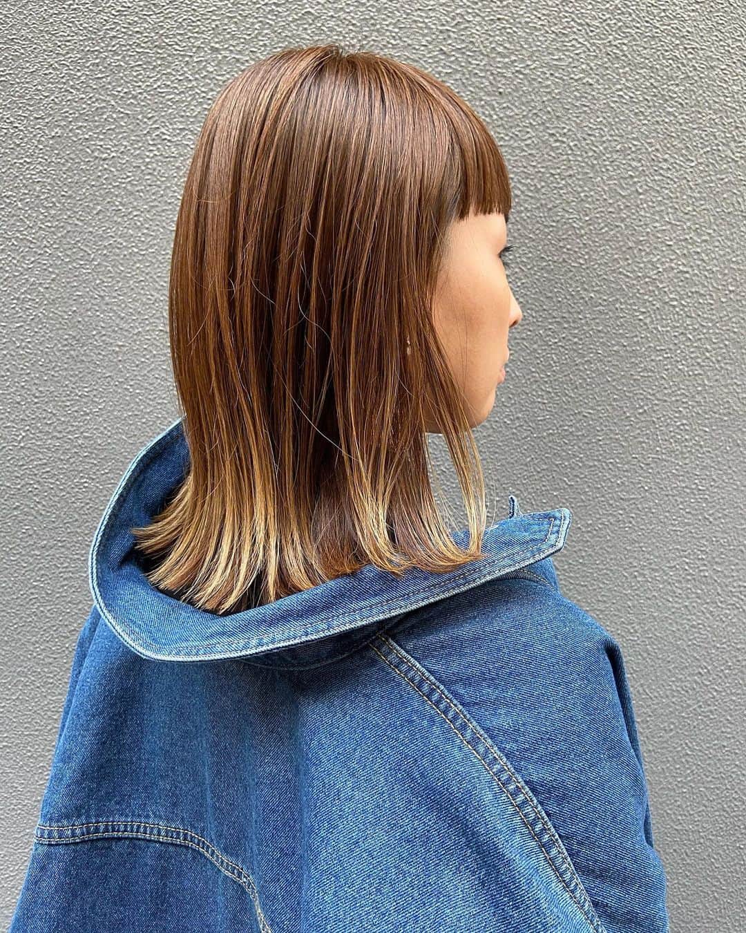 宮本菜津子のインスタグラム：「美容院に行ってきた〜🌈💇‍♀️✨ - ピアスを開けて2ヶ月はヘアカラー禁止令が出ていたこともあり、かなりひさしぶりのカラー＋ここ最近ずっとウルフだったシルエットをぱっつんにしていただいたよ！すっきり。非常にいい気分です☺️木曽さん（@asami_kiso）いつもありがと〜！ - #massofthefermentingdregs  #motfd #masudore #マスドレ #グラデーションカラー  #ボブ」