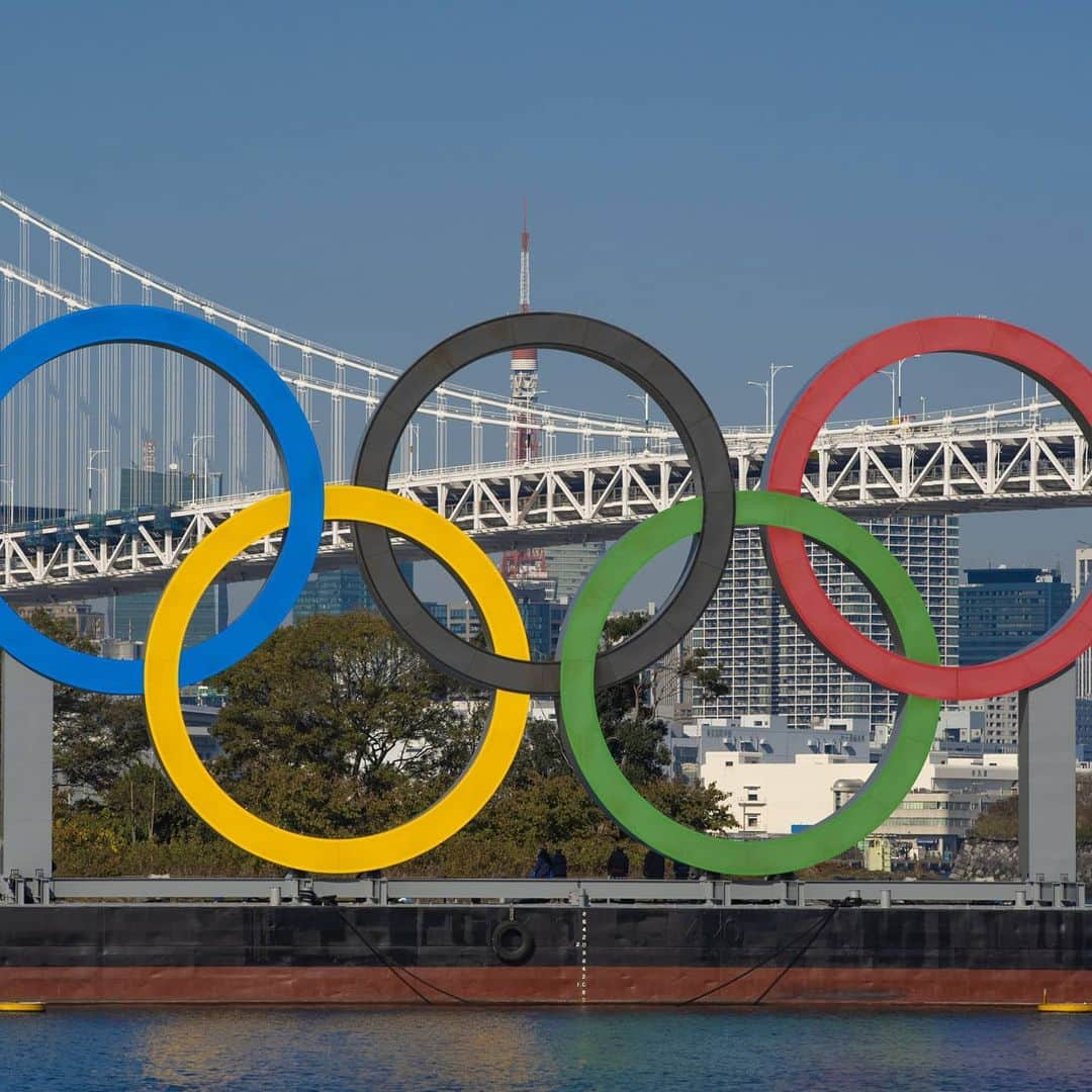 2020年東京オリンピックさんのインスタグラム写真 - (2020年東京オリンピックInstagram)「The iconic Olympic Rings are back on display in Tokyo's Odaiba Marine Park! 😍  The famed Five Rings returned after going through maintenance and a safety inspection earlier in August. 💫  The Olympic Symbol will remain in the bay until 8 August 2021 and will be illuminated at night, offering a great view of Rainbow Bridge and the Tokyo landscape. 🏙️  Click the link in our bio for more details. 👉  #Tokyo2020 🇯🇵🌏 #UnitedByEmotion @olympics @olympicchannel @jeuxolympiques  📸 Photo by Tokyo 2020 / Shugo TAKEMI」12月1日 16時28分 - tokyo2020