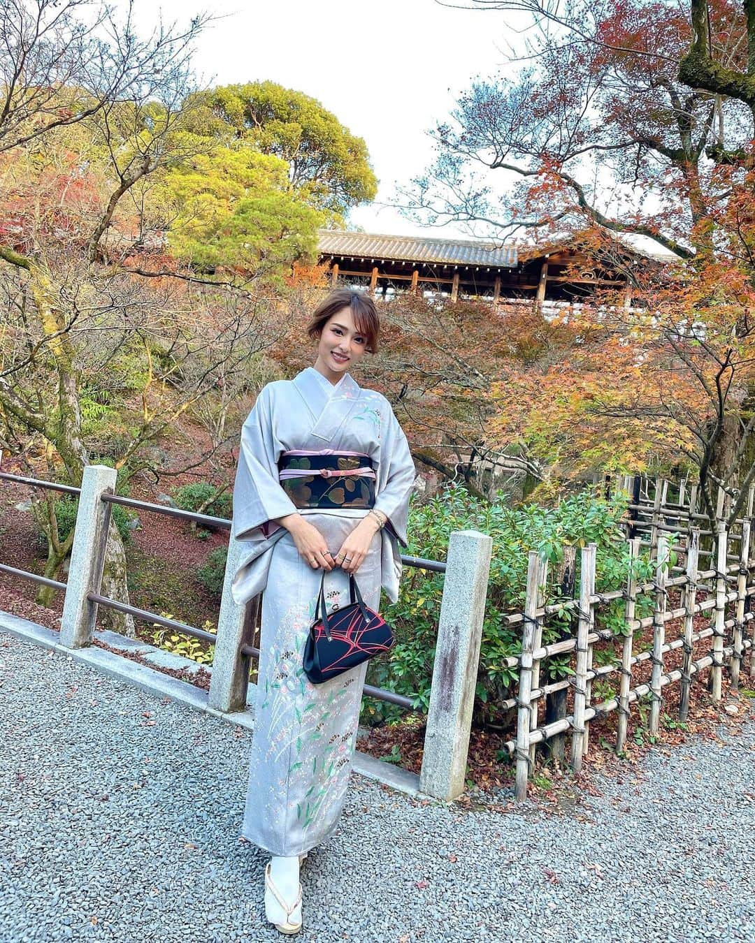 RiRiさんのインスタグラム写真 - (RiRiInstagram)「紅葉シーズンの京都へ🍁 昼の紅葉は、東福寺 @tofukuji_zen_temple と、光明院 @komyoin を回らせてもらいました🙏✨ あきちゃん @yamadaakiko 着付け、ヘアメイクありがとう🥰🎶」12月1日 16時34分 - _ri420