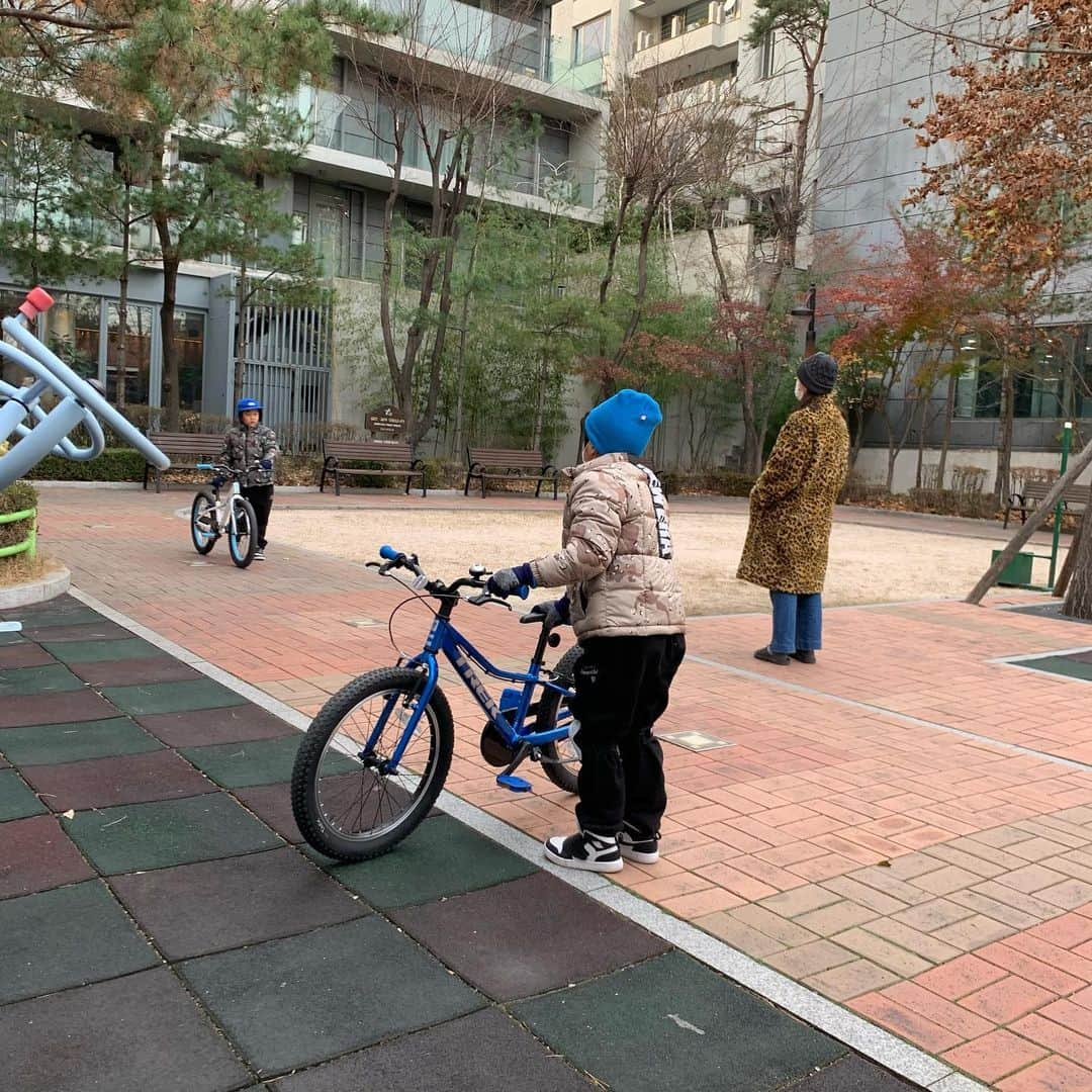 ムン・ジョンウォンさんのインスタグラム写真 - (ムン・ジョンウォンInstagram)「완전무장  자전거 타기 🚴🏻🚴🏻 작업실이 집에 있으니 일하다 말고  수시로 불려나감 😂 (미쳐 신발은 생각 못했다 )」12月1日 16時35分 - moonjungwon