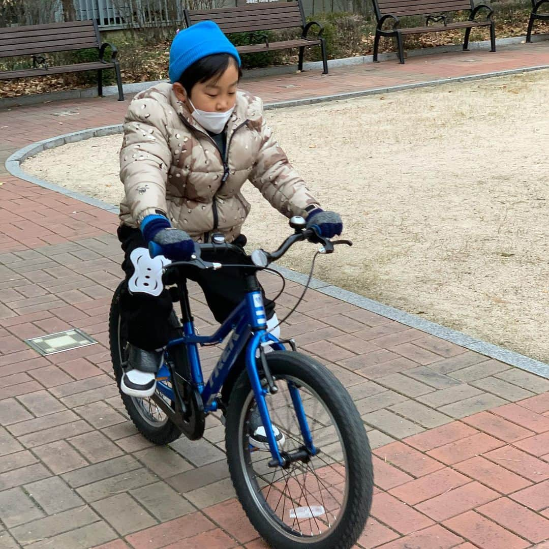 ムン・ジョンウォンさんのインスタグラム写真 - (ムン・ジョンウォンInstagram)「완전무장  자전거 타기 🚴🏻🚴🏻 작업실이 집에 있으니 일하다 말고  수시로 불려나감 😂 (미쳐 신발은 생각 못했다 )」12月1日 16時35分 - moonjungwon