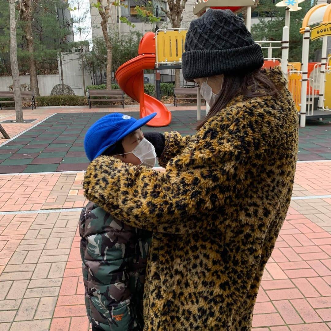 ムン・ジョンウォンのインスタグラム：「완전무장  자전거 타기 🚴🏻🚴🏻 작업실이 집에 있으니 일하다 말고  수시로 불려나감 😂 (미쳐 신발은 생각 못했다 )」