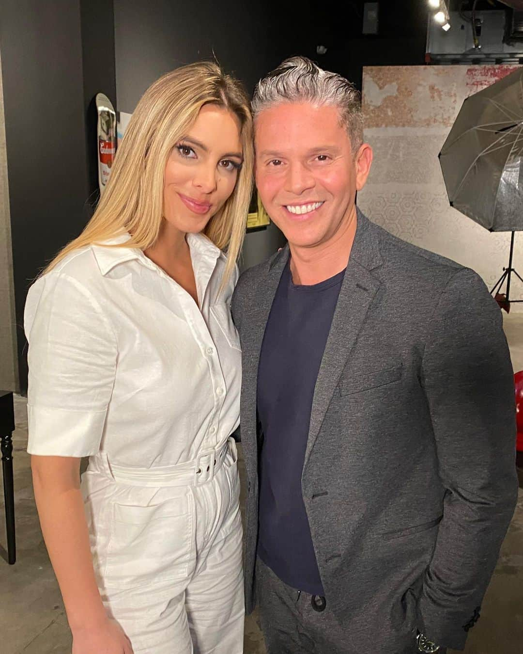 Rodner Figueroaさんのインスタグラム写真 - (Rodner FigueroaInstagram)「Gracias @lelepons por la confianza de contar tu historia sobre tu lucha contras las enfermedades mentales!!! Con esta entrevista vas a crear mucha conciencia, educar y derrumbar tabúes sobre este tipo de enfermedades!!! Estoy muy orgulloso de tu evolución como artista pero aún más de ti crecimiento como persona!!! Te deseo mucha suerte y muchos éxitos!!! No se pierdan la entrevista en exclusiva hoy con #lelepons en @alrojovivo #rodnerfigueroa」12月2日 3時34分 - rodnerfigueroa