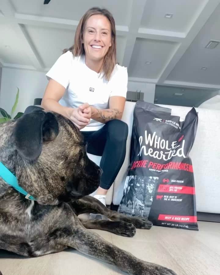 アリ・クリーガーのインスタグラム：「We’re back! Logan has fully transitioned to her new WholeHearted Active Performance food from @petco and she is living life at 100%! She has definitely been feeling herself and showing off all her new found energy to her friends at the dog park 😊. She is getting the protein and fat she needs to support lean muscle and sustained energy, and just the right amount of dog probiotics to help maintain her digestive health. I can’t wait to continue our adventures together! #ad #Petco #wholeheartedpets」