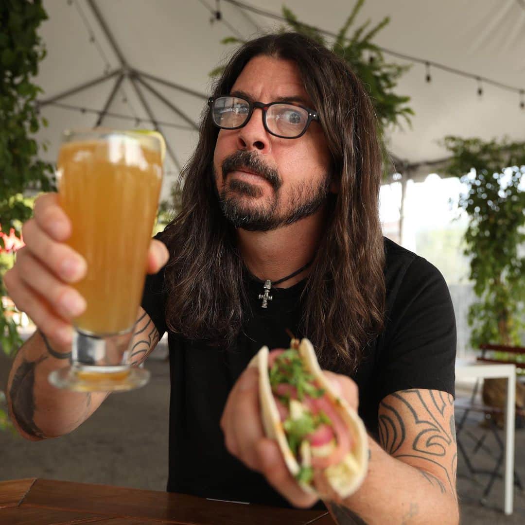フー・ファイターズのインスタグラム：「It's #TacoTuesday & Foo Fighters taco is now available at @casavegarestaurant!!! 🌮🌮 Proceeds from the taco will go to @nouswithoutyou.   Not in LA but want to support? Grab the collab tee with proceeds also going to No Us Without You. Link in bio.    #GivingTuesday」