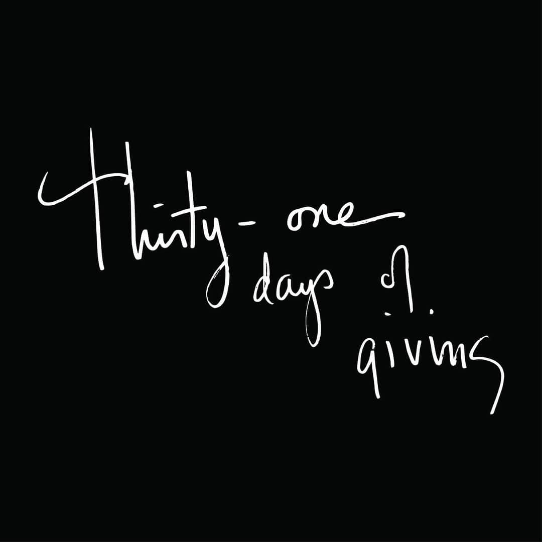 ニコールミラーのインスタグラム：「This #GivingTuesday, we are so excited to partner with @dressforsuccess for 31 Days of Giving.  For the month of December, we will donate a piece of clothing to @dressforsuccess for every item purchased on our website. #NMGivesBack 🎁Head to this link to learn more: https://rb.gy/ckbszs」