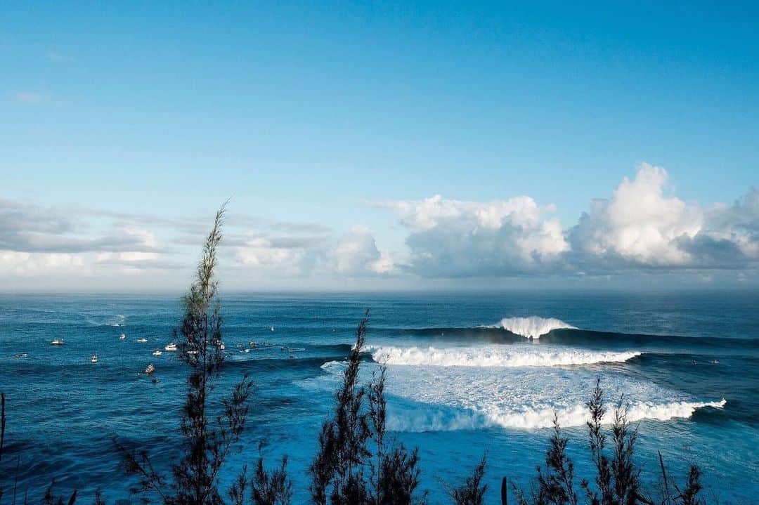 surflineさんのインスタグラム写真 - (surflineInstagram)「The biggest North Pacific swell since December 2019 is on the way to Jaws and Waimea. Good winds, large swell due for Pipe, Maverick’s -- and select portions of West Coast, too.  📷: @photokeoki/@WSL  Hit the link in bio for the full rundown — and stay tuned as we’ll be providing realtime updates as the swell hits.」12月2日 2時00分 - surfline