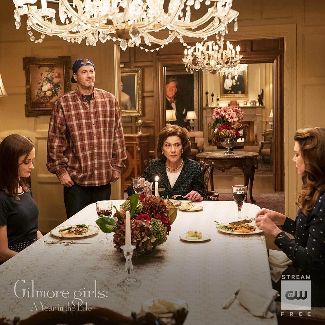 The CWさんのインスタグラム写真 - (The CWInstagram)「Did you miss their Friday night dinners? Stream #GilmoreGirls: A Year in the Life free only on The CW!」12月2日 2時02分 - thecw