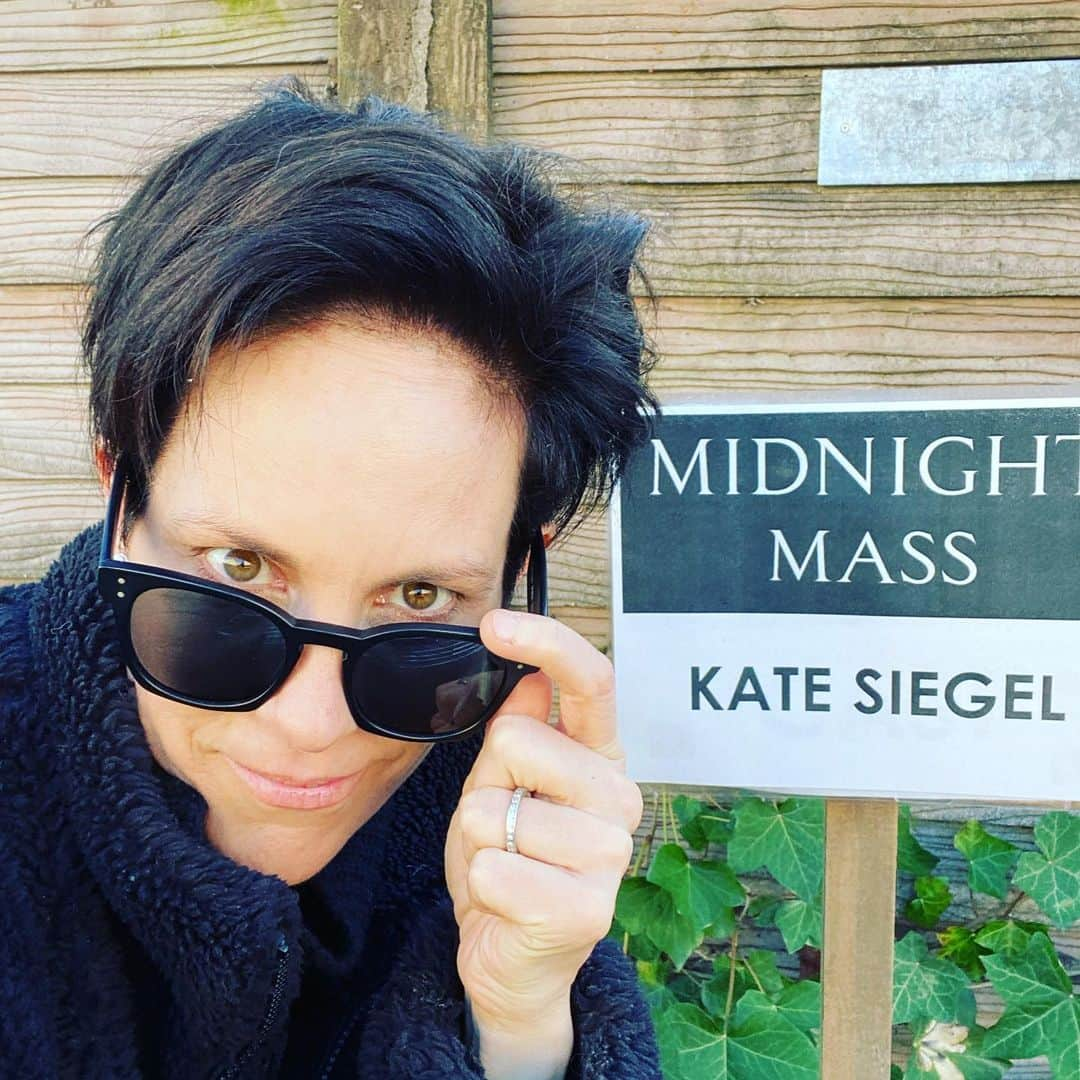 アナベス・ギッシュさんのインスタグラム写真 - (アナベス・ギッシュInstagram)「Since you stole my chair on set yesterday, I guess I’ll have to do this today.  @katesiegelofficial #midnightmassnetflix」12月2日 2時08分 - annabeth_gish