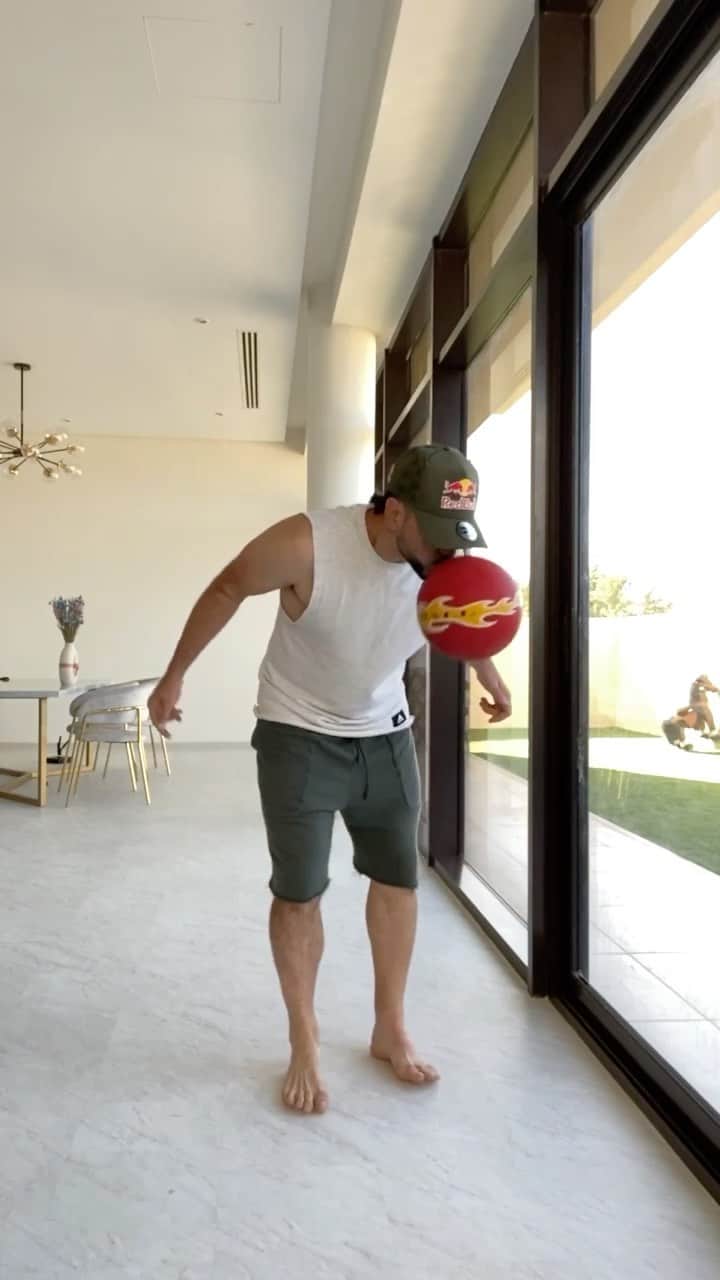 ショーン・ガルニエのインスタグラム：「Peux-tu me battre au bisou ballon? ⚽️  Post ta vidéo avec #telethonchallenge #telethoncoeuracoeur 🙌   pour participer aux dons, le lien est dans ma bio ✅   #telethon #challenge #coeuracoeur #don #seangarnier #football #freestyle」