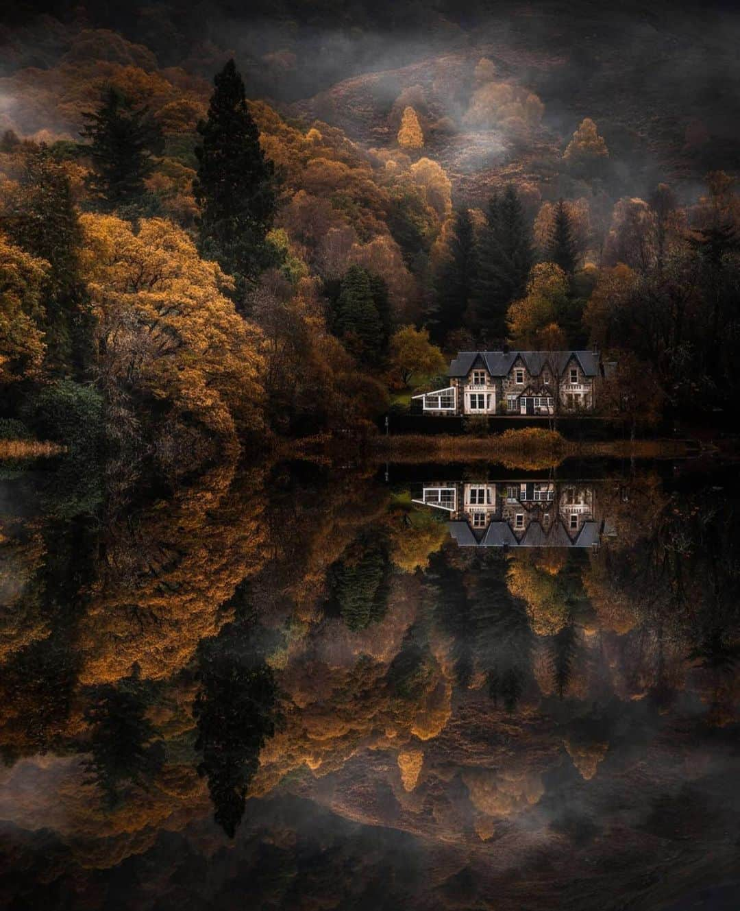 Canon Photographyさんのインスタグラム写真 - (Canon PhotographyInstagram)「Stunning reflections in Scotland  Photography // @mark_callander  Curated by @henry.nathan  #scotland #loch #reflection #autumn」12月2日 2時10分 - cpcollectives