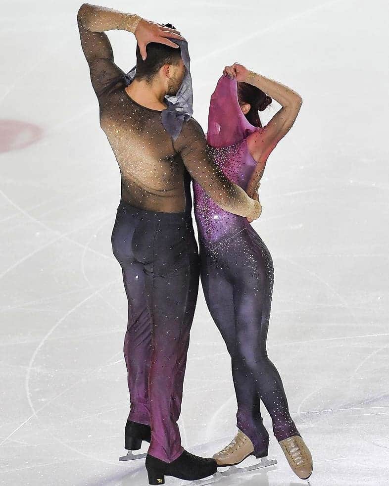 ニコーレ・デラ・モニカのインスタグラム：「❕❕Short program reveal ❕❕ Chi ha seguito la gara già ha visto, ma voglio raccontarvi la storia di questo programma!  Ad aprile siamo stato tutti chiusi in casa, ma non siamo stati fermi senza far niente. Al contrario abbiamo lavorato su cose diverse dal solito. Così un giorno @barbaramelica è arrivata con questa idea: un programma ispirato proprio dal momento particolare in cui stavamo vivendo. Abbiamo con lei creato questa coreografia, l'abbiamo sviluppata e portata poi sul ghiaccio. Il tocco speciale è questo della foto, un finale a sorpresa in cui ci copriamo il volto a ricreare l'idea del quadro "Les amants" di René Magritte.  È un programma davvero emozionale sullo splendido brano " Let it be". Una versione speciale che trasmette molto e siamo contenti di essere riusciti a mostrarvelo finalmente!!!  #dellamonicaguarise #figureskater #lesamants #renemagritte #artistiitaliani #fisg4passion」