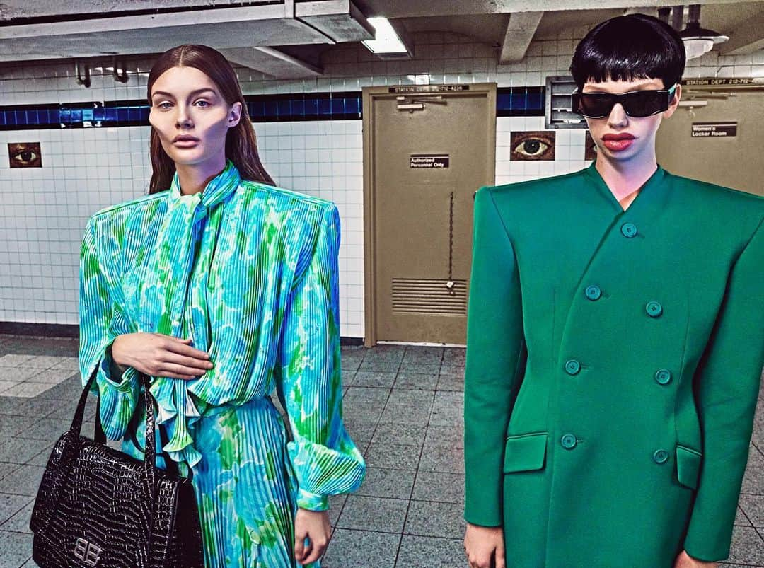 スティーヴン・クラインさんのインスタグラム写真 - (スティーヴン・クラインInstagram)「Sign of the Times Photographed for American  Vogue at the Ocular Subway Station NYC. @voguemagazine @phyllis_posnick @diane.kendal @shonju @louiezfx @kris_grikaite @benteoort_ @andrea_stanley_ #ShotbyKlein #Vogue #AmericanVigur #beauty #beautybloggers #freedomtowers #ocular #subway #fashion」12月2日 2時12分 - stevenkleinstudio