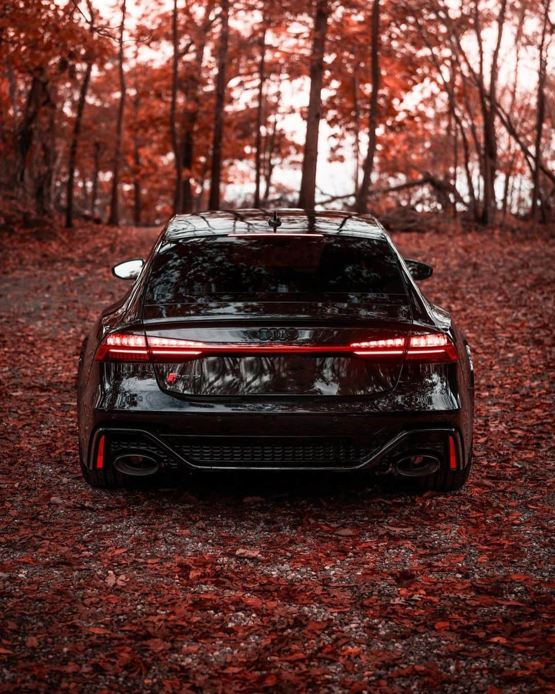 CARLiFESTYLEさんのインスタグラム写真 - (CARLiFESTYLEInstagram)「Red and Black Audi RS7 👍🏽or👎🏽? Photo by @livelifemedia #carlifestyle」12月2日 2時13分 - carlifestyle