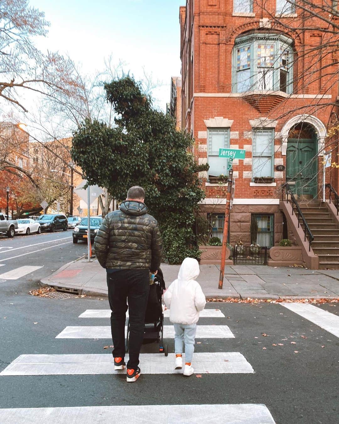 Helena Glazer Hodneのインスタグラム：「We spent this past weekend hanging out in Jersey City. We were in the mood to shake things up and explore an area we haven't been in years. Without traffic, it took us 30 minutes to get there and we wondered "why haven't we done this sooner?" Some really great restaurants, parks and such a nice way to spend the day!」