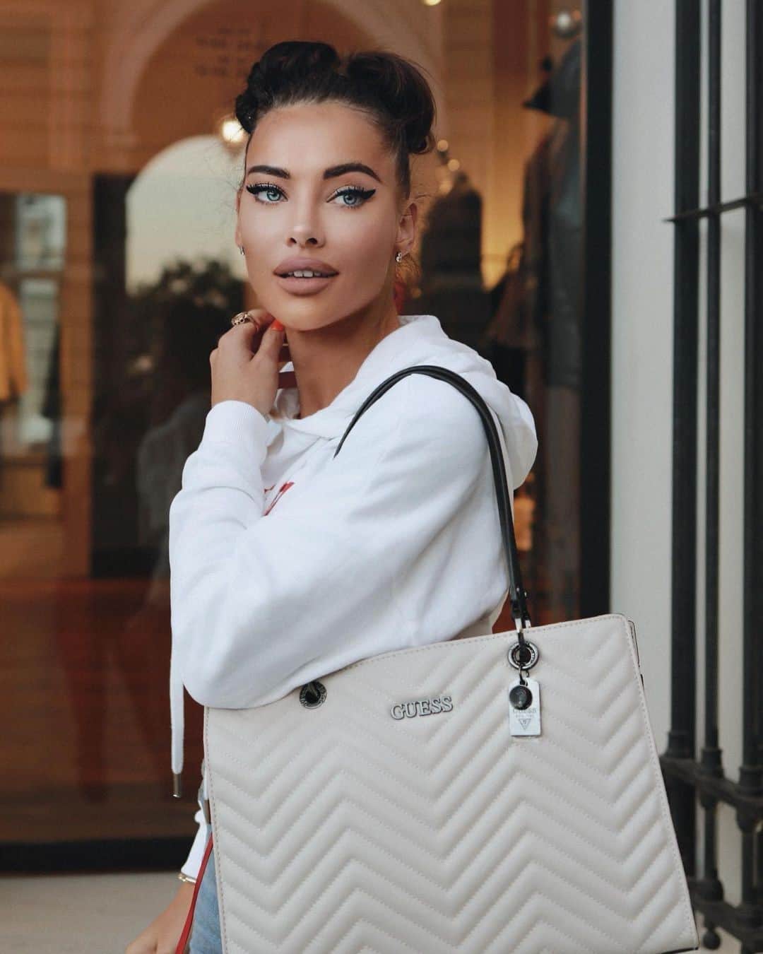 ゲスのインスタグラム：「the everyday bag you've been searching for 🤍 ps - the #cybermonday event has been extended! shop the last big sale of the season at the link in bio #GUESSHandbags (📸: @veronika_krav)」
