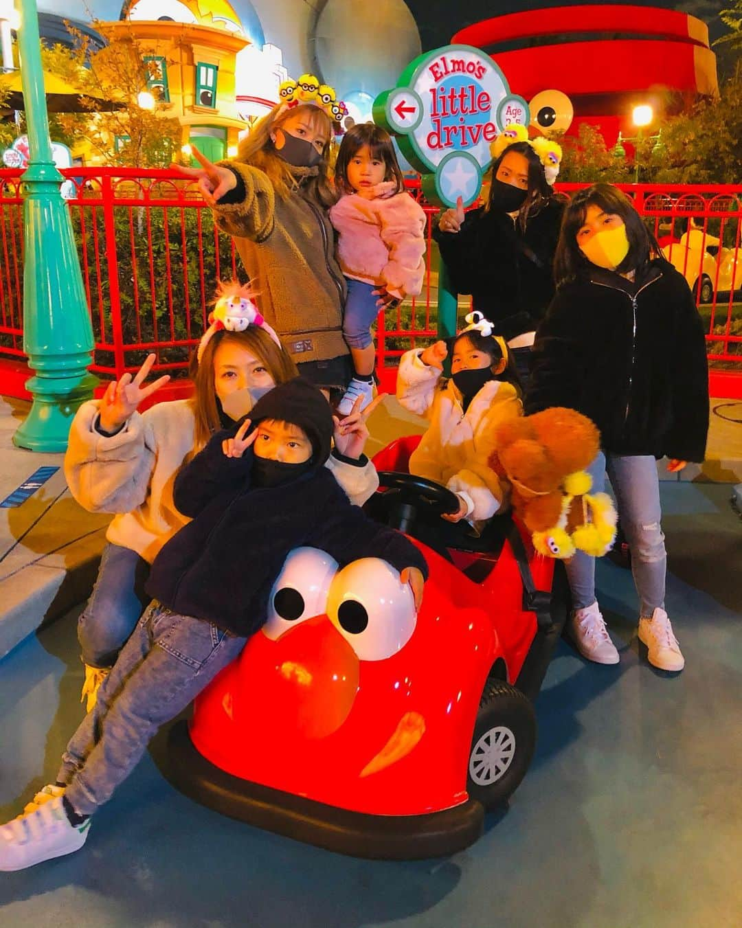 KimuraYuukaさんのインスタグラム写真 - (KimuraYuukaInstagram)「. . ❤️🌍universal studio Japan🌍❤️ . 可愛いすぎる従姉妹たちと🤩✨ 唯一のえいととのツーショット👫 ウィンクの練習中らしい💘 ピンのインスタ映えも後のえなちゃん にしか目がいかんなこれは🤎🤍🤎 . . #usj #ミニオン#もこもこアウター  #天気最高#女の子ばっかり #唯一従姉妹で1人の男の子 #癒し#四人とも可愛い」12月2日 2時20分 - kimxxyuka